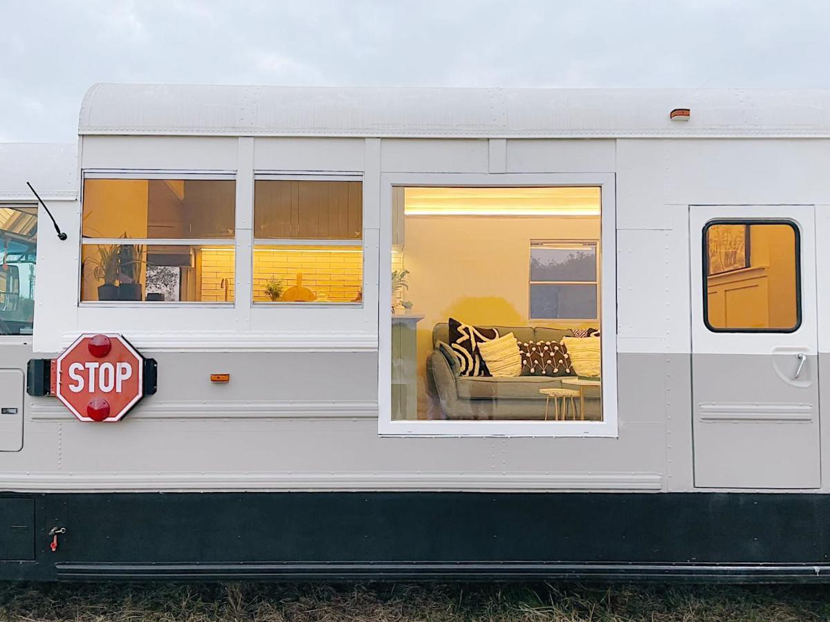 American School Bus Retreat With Hot Tub In Sussex Meadow Uckfield Eksteriør billede