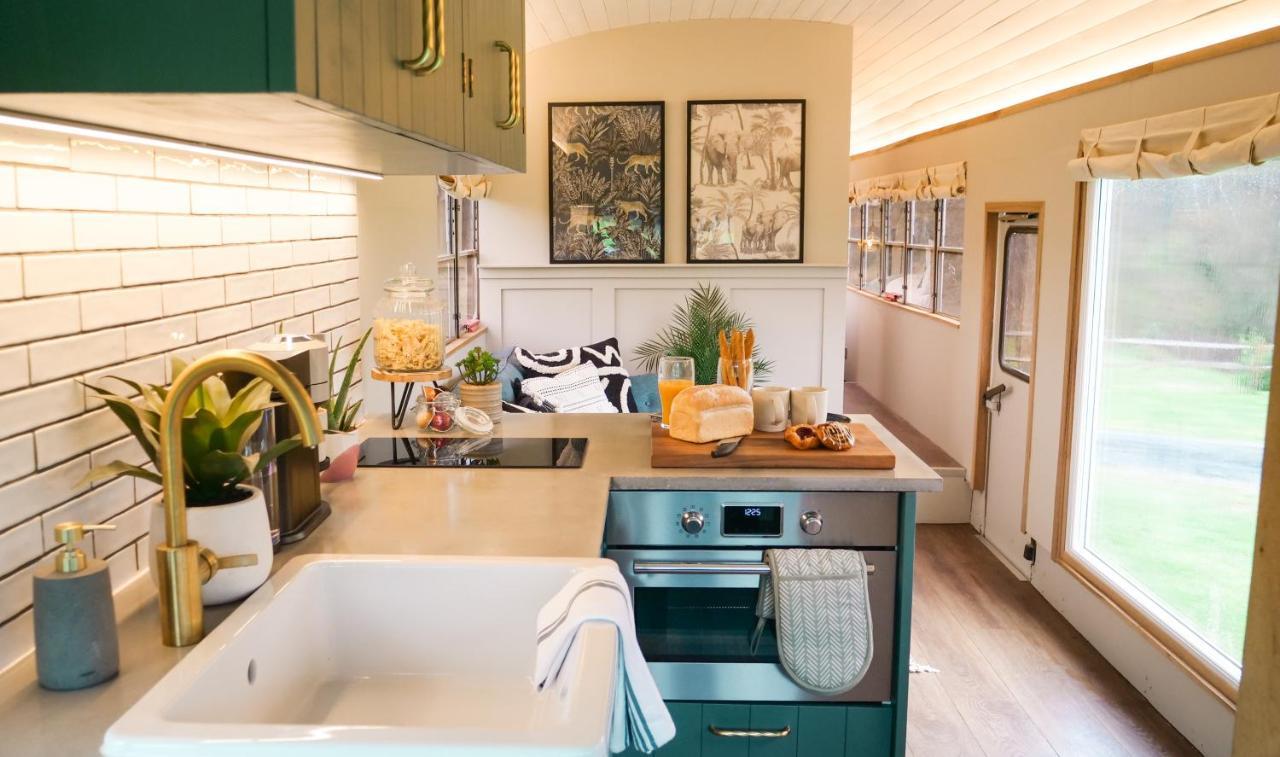 American School Bus Retreat With Hot Tub In Sussex Meadow Uckfield Eksteriør billede