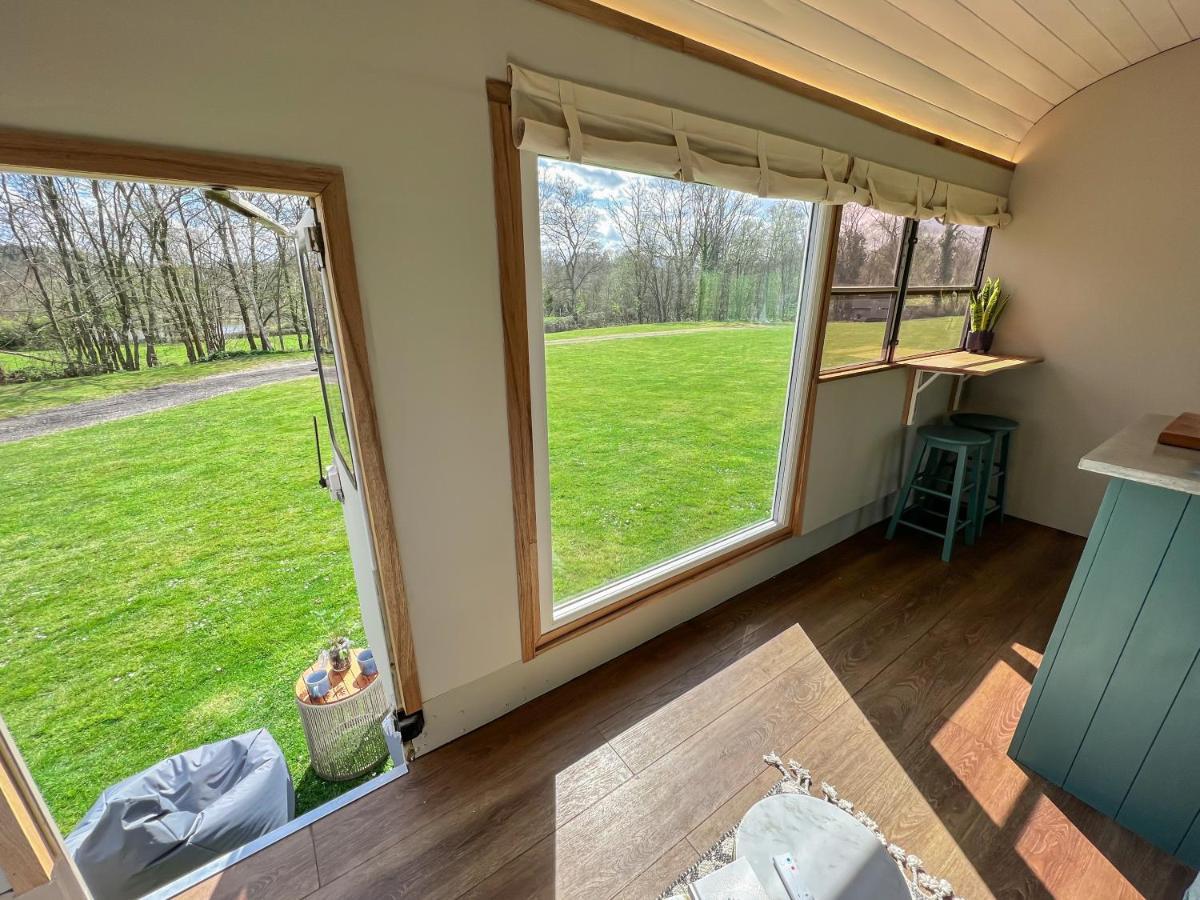 American School Bus Retreat With Hot Tub In Sussex Meadow Uckfield Eksteriør billede