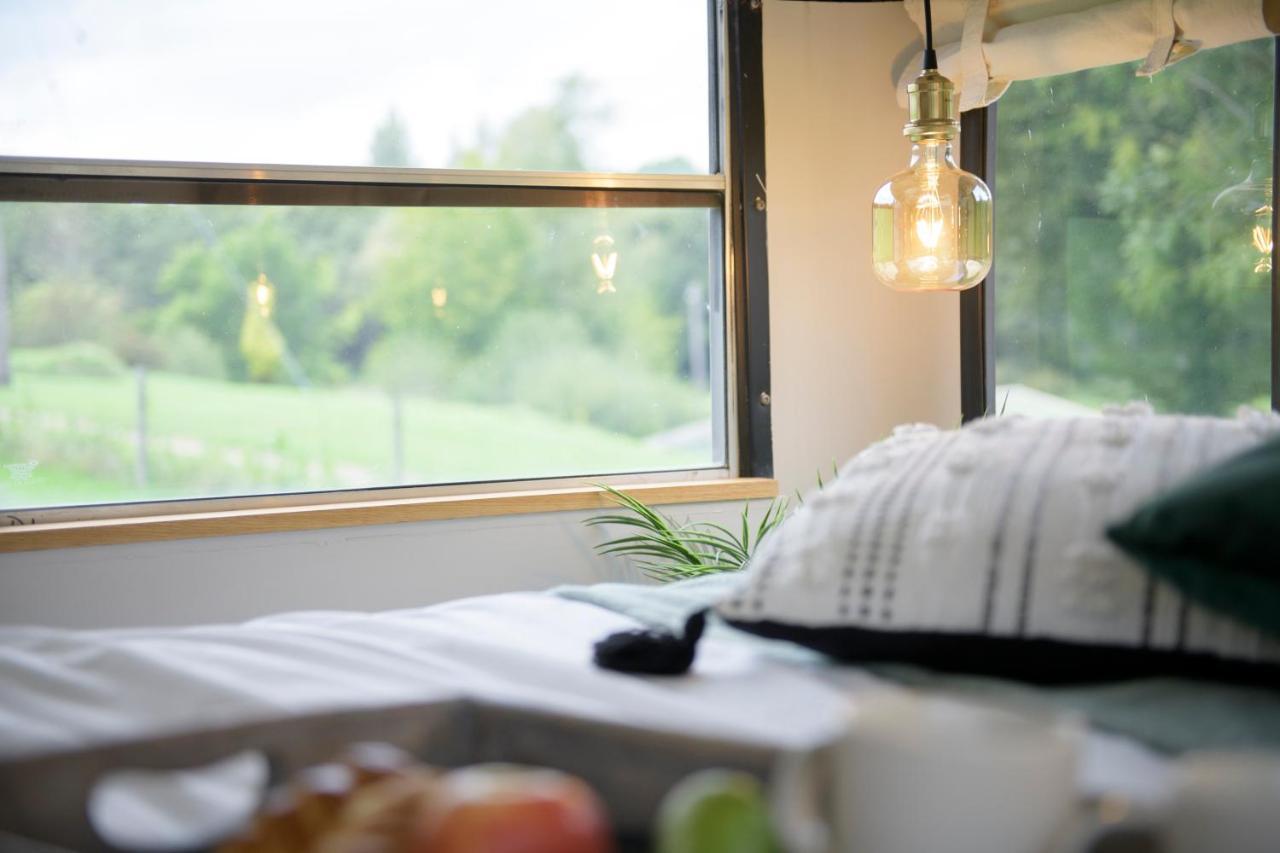American School Bus Retreat With Hot Tub In Sussex Meadow Uckfield Eksteriør billede