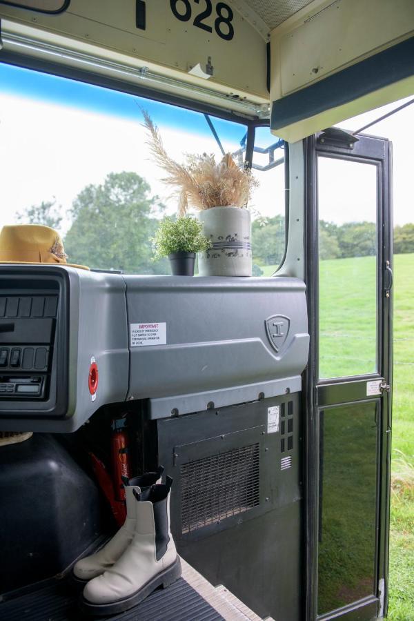American School Bus Retreat With Hot Tub In Sussex Meadow Uckfield Eksteriør billede