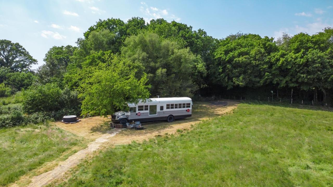 American School Bus Retreat With Hot Tub In Sussex Meadow Uckfield Eksteriør billede